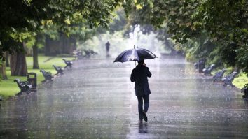 Ții umbrela cu tine în regiunile sudice. ANM anunță ploi ușoare și 5°C. Mâine noapte revin pentru scurt timp ninsorile