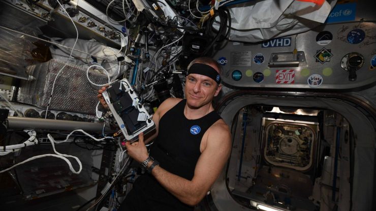 NASA pregătește utilizarea unor tricouri inteligente Astroskin pentru a monitoriza sănătatea astronauților pe stația Lunar Gateway