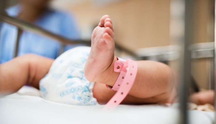 Natalitatea scade dramatic în UE. Ce poate face guvernul României pentru a încuraja creșterea demografică