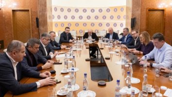 PSD, PNL, USR și UDMR negociază funcțiile în noul guvern pro-european. Negocierile par să ducă spre un premier pentru PSD