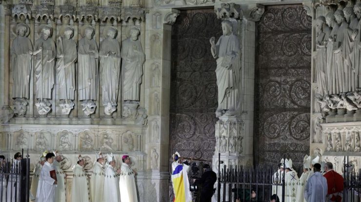Primele slujbe au loc în Catedrala Notre Dame duminică. Arhiepiscopul Parisului, Laurent Ulrich, conduce rugăciunile și sfințește noul altar