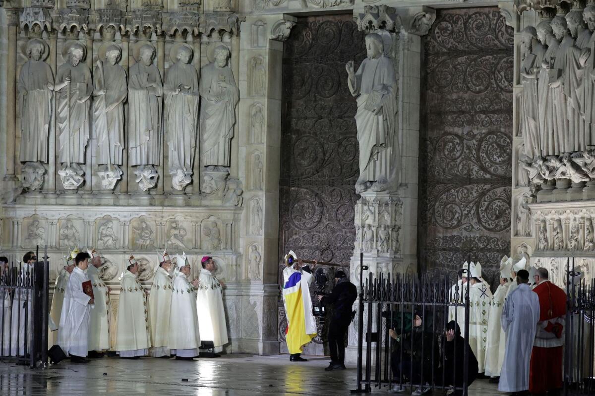 Primele slujbe au loc în Catedrala Notre Dame duminică. Arhiepiscopul Parisului, Laurent Ulrich, conduce rugăciunile și sfințește noul altar