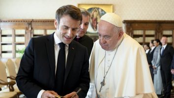 Papa Francisc a ajuns în Corsica pentru o vizită istorică. De ce a ales insula și ce tensiuni există între el și Emmanuel Macron?