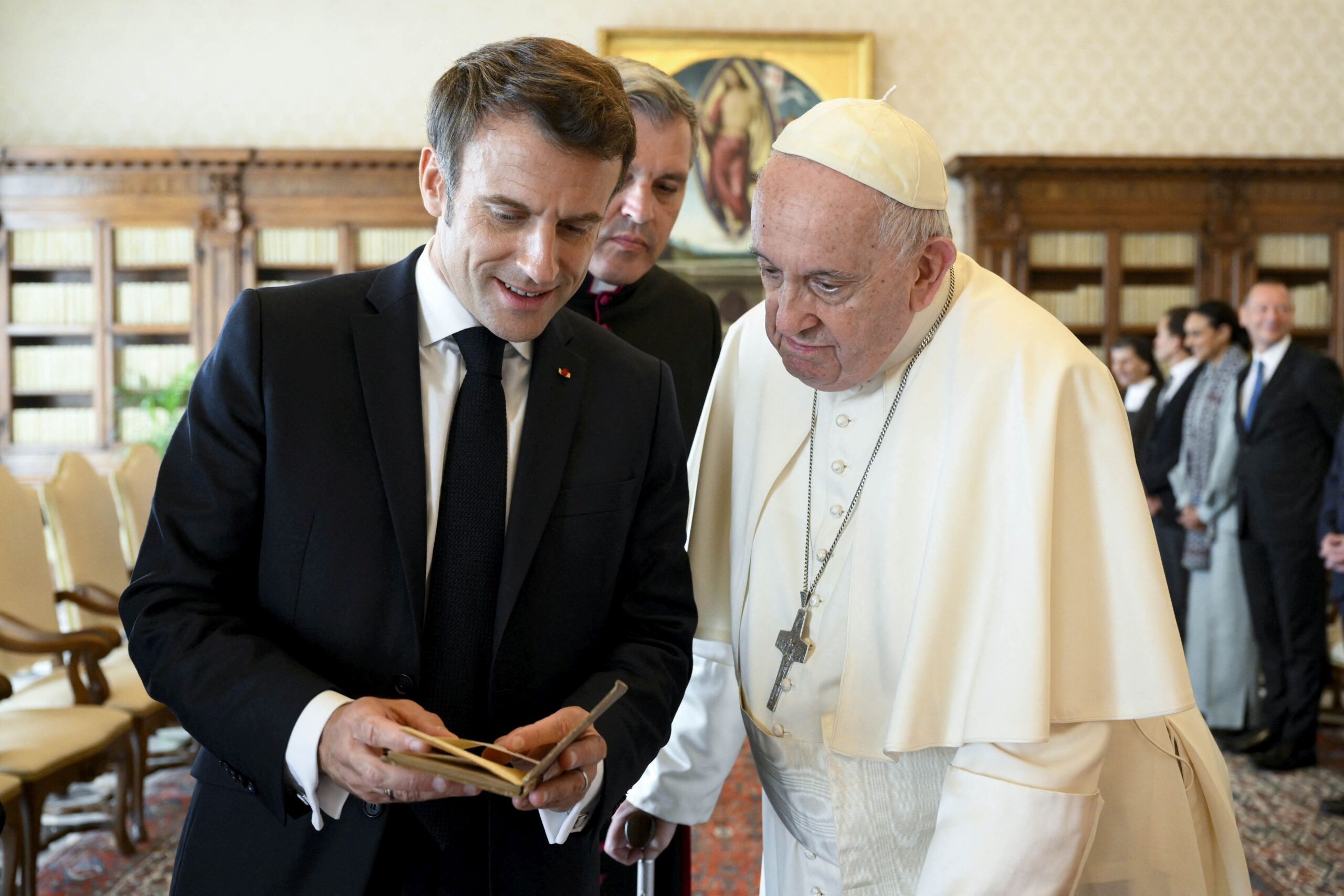 Papa Francisc a ajuns în Corsica pentru o vizită istorică. De ce a ales insula și ce tensiuni există între el și Emmanuel Macron?