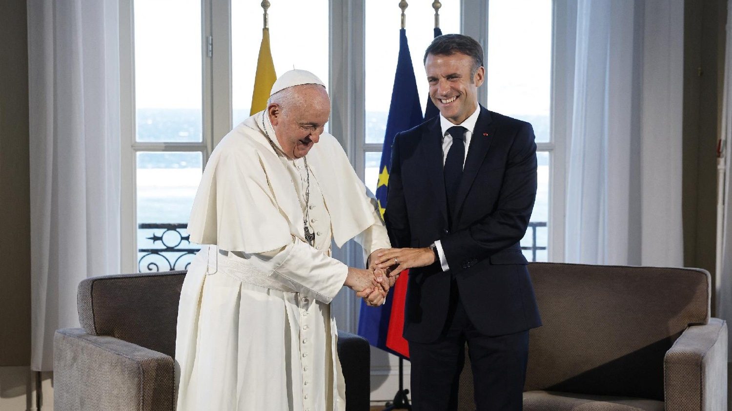 Papa Francisc s-a întâlnit pe aeroportul din Ajaccio cu Macron, la încheierea unei vizite istorice în Corsica