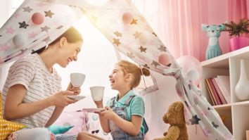 Parentingul minimalist devine tot mai popular printre oamenii ocupați. Ce reprezintă conceptul