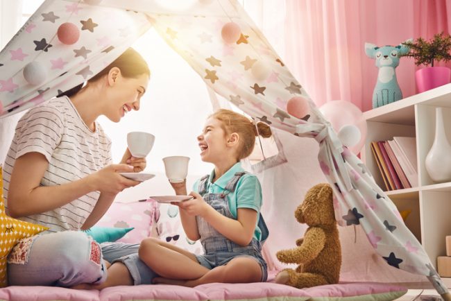 Parentingul minimalist devine tot mai popular printre oamenii ocupați. Ce reprezintă conceptul
