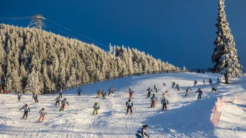 Sezonul de schi în Poiana Brașov s-a deschis astăzi pe o parte din pârtii. La ce prețuri ajunge un ski pass în stațiunile din țară