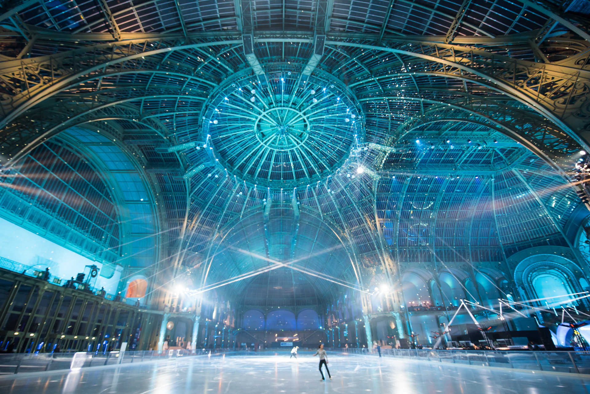 Unde mergi în Paris să te distrezi? Pâna în 8 ianuarie, Grand Palais găzduiește un patinoar uriaș de 3.000 m²