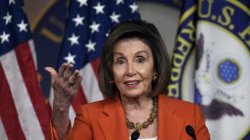 Nancy Pelosi a suferit o operaţie de protezare a şoldului după ce a căzut pe scări la un eveniment în Luxemburg