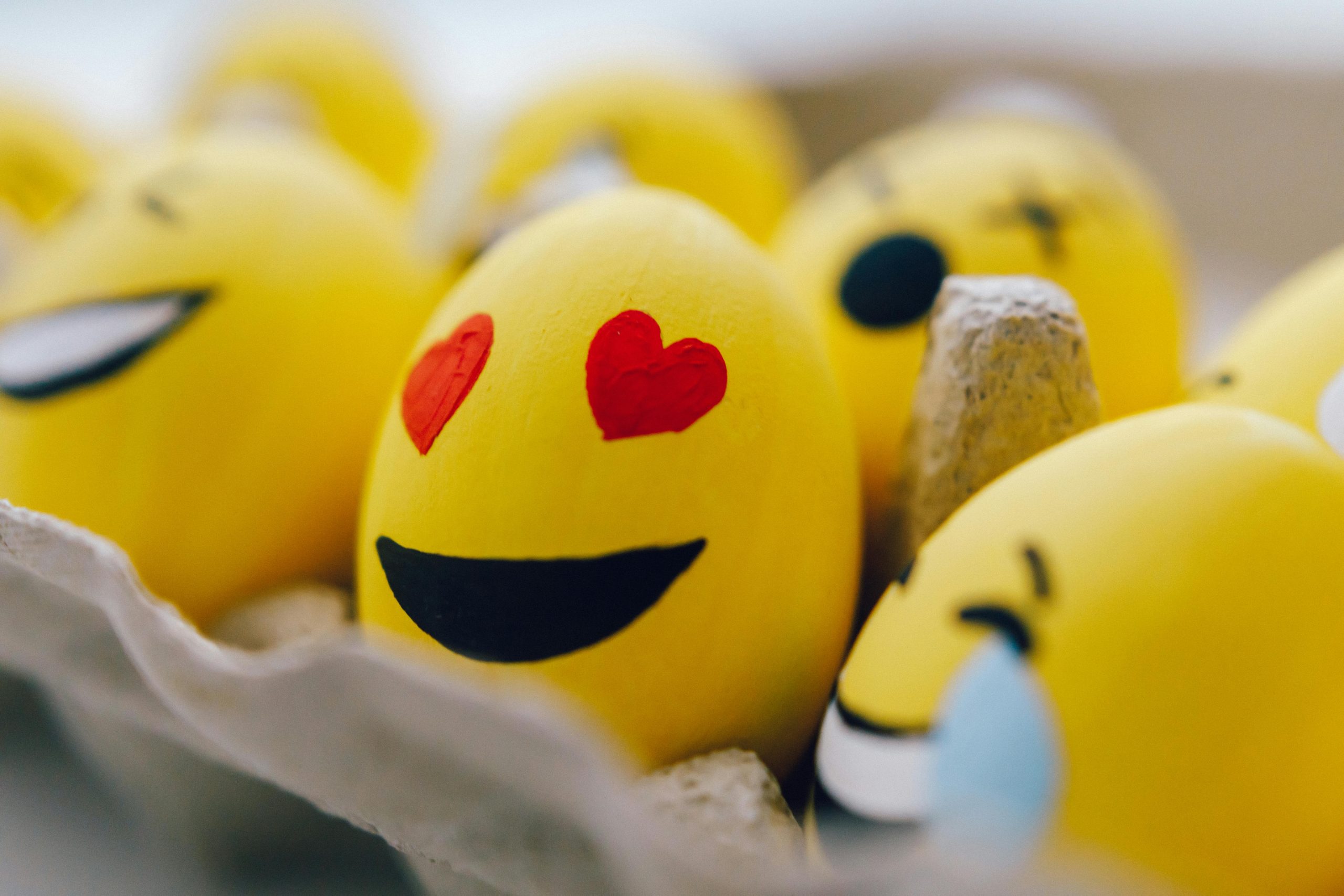 Dacă folosești des emoji-uri s-ar putea să fii mai inteligent emoțional. Ce spun specialiștii