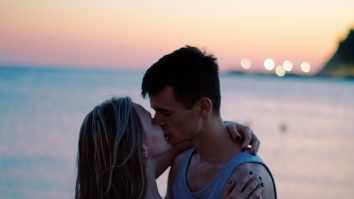 Ai putea fi amendat dacă te săruți în public. Ce inițiativă are un avocat italian