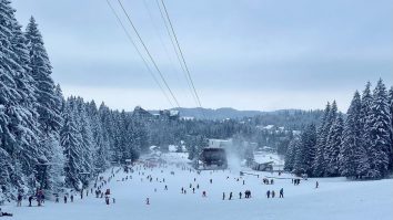 Unde mergem la schi în România? Poiana Brașov are 22,4 km de pârtii și 10 instalații pe cablu