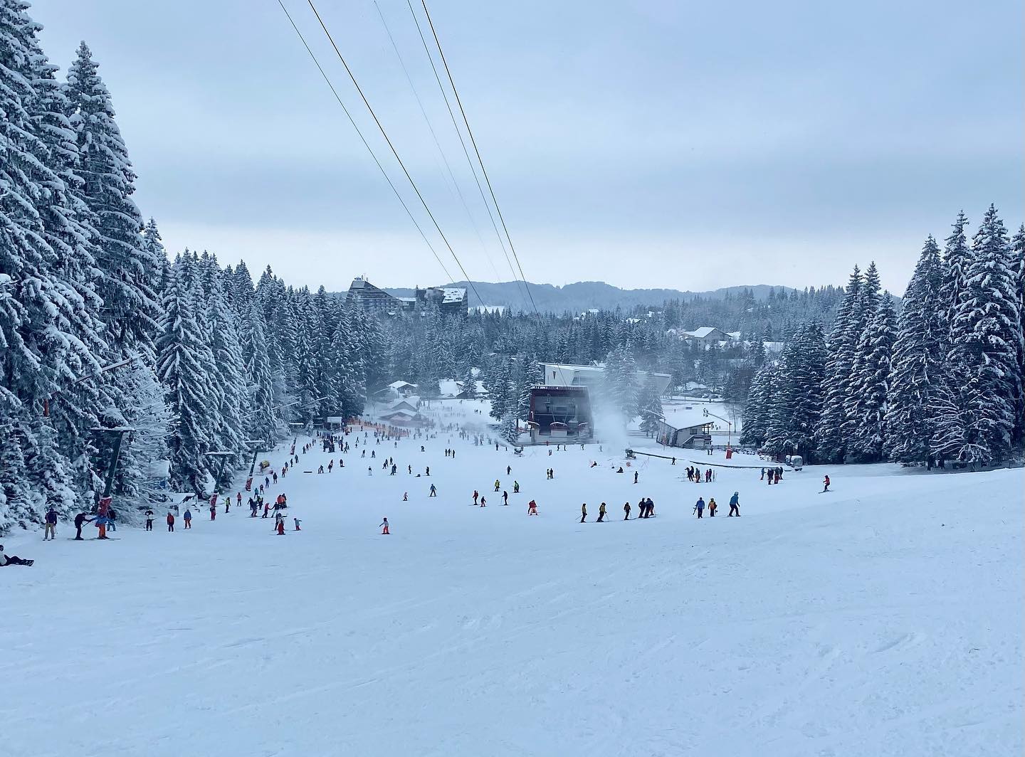 Unde mergem la schi în România? Poiana Brașov are 22,4 km de pârtii și 10 instalații pe cablu