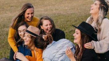 Ce impact au relațiile de prietenie asupra organismului? Adulții care au prieteni apropiați sunt mai sănătoși mintal și fizic