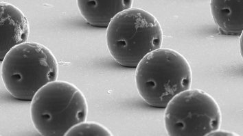 Cercetătorii de la Caltech au creat microroboți din hidrogel care livrează tratamentul exact în locul unde se află tumorile