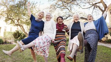 Cum ne schimbă bătrânețea preferințele sociale? Când este perioada cea mai bună pentru a-ți face prieteni