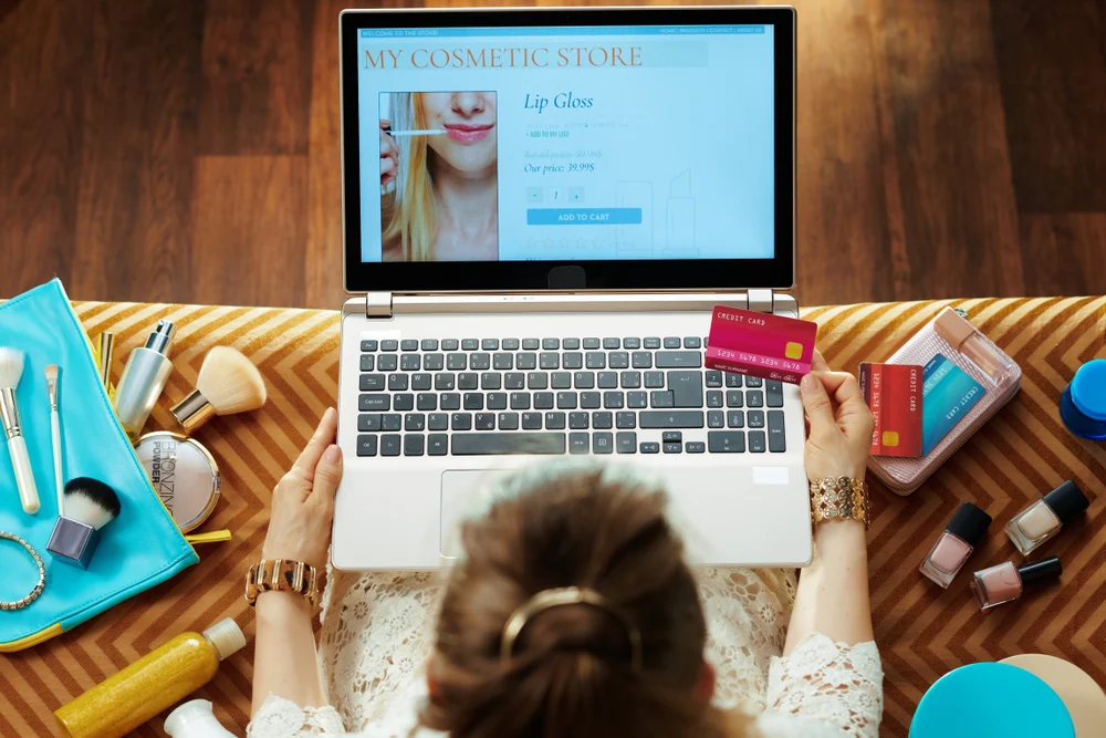 Dependența de shopping online se poate transforma într-o adevărată problemă. Psiholog: „Cumpărăturile activează sistemul de recompensă din creier și eliberează dopamină”