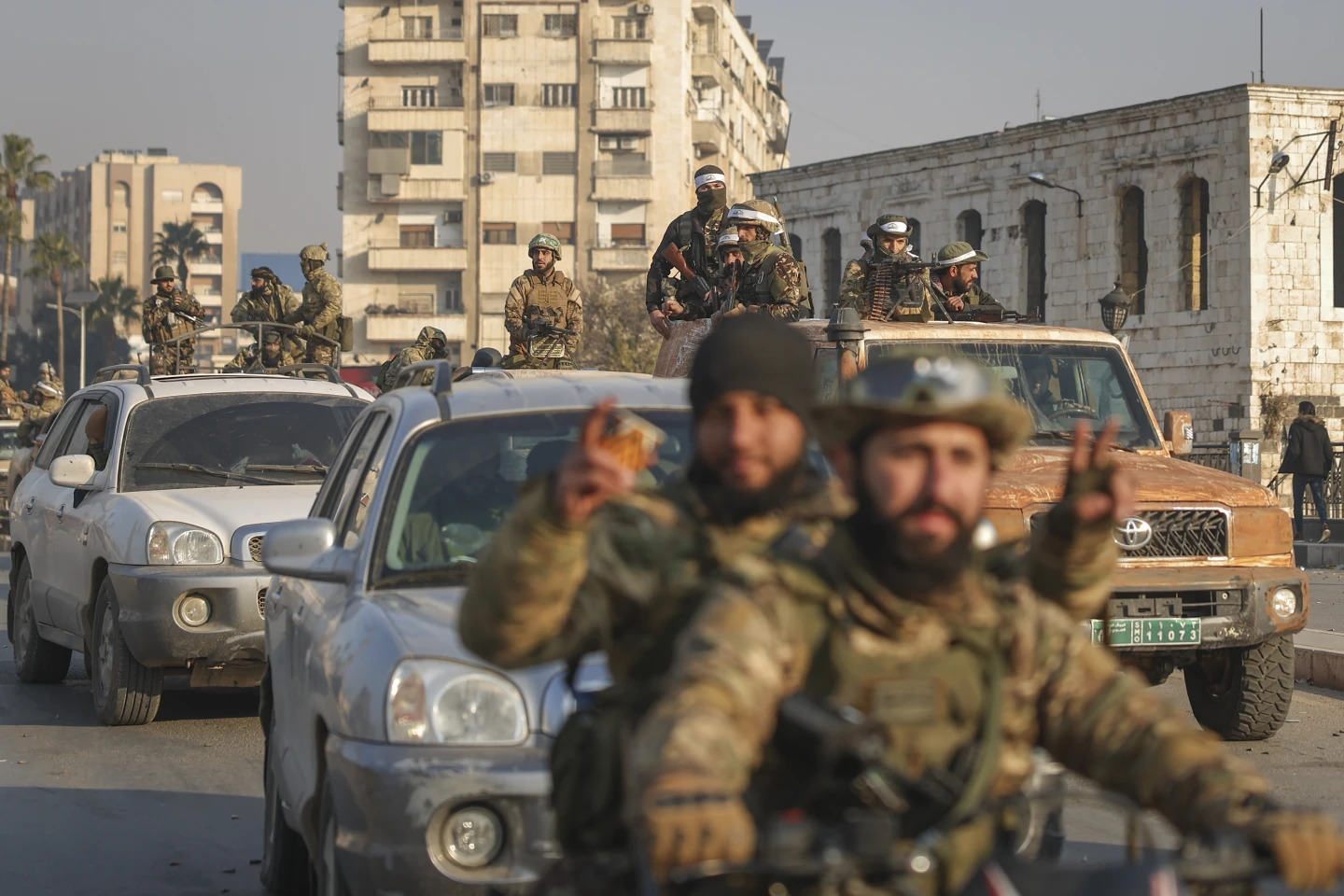 Siria formează un guvern de tranziție. Germania și Franța anunță că vor colabora cu noul guvern sirian, dar pun condiții