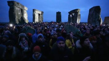 Peste 4.000 de oameni s-au strâns la Stonehenge pentru a celebra solstițiul de iarnă