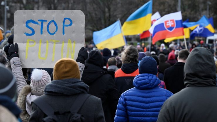 Prim-ministrul slovac Robert Fico e criticat pe plan european și național după vizita sa la Moscova. Acesta a generat proteste în Bratislava
