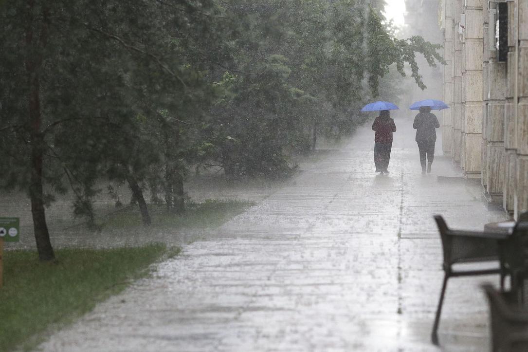 ANM anunță vreme ploioasă weekendul acesta. La ce te poți aștepta