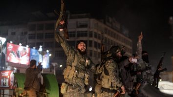 VIDEO. Rebelii sirieni au descoperit garajul lui Bashar al-Assad, după fuga acestuia din țară. Cum arată colecția sa impresionantă de mașini / Toată Siria sărbătorește prăbușirea regimului