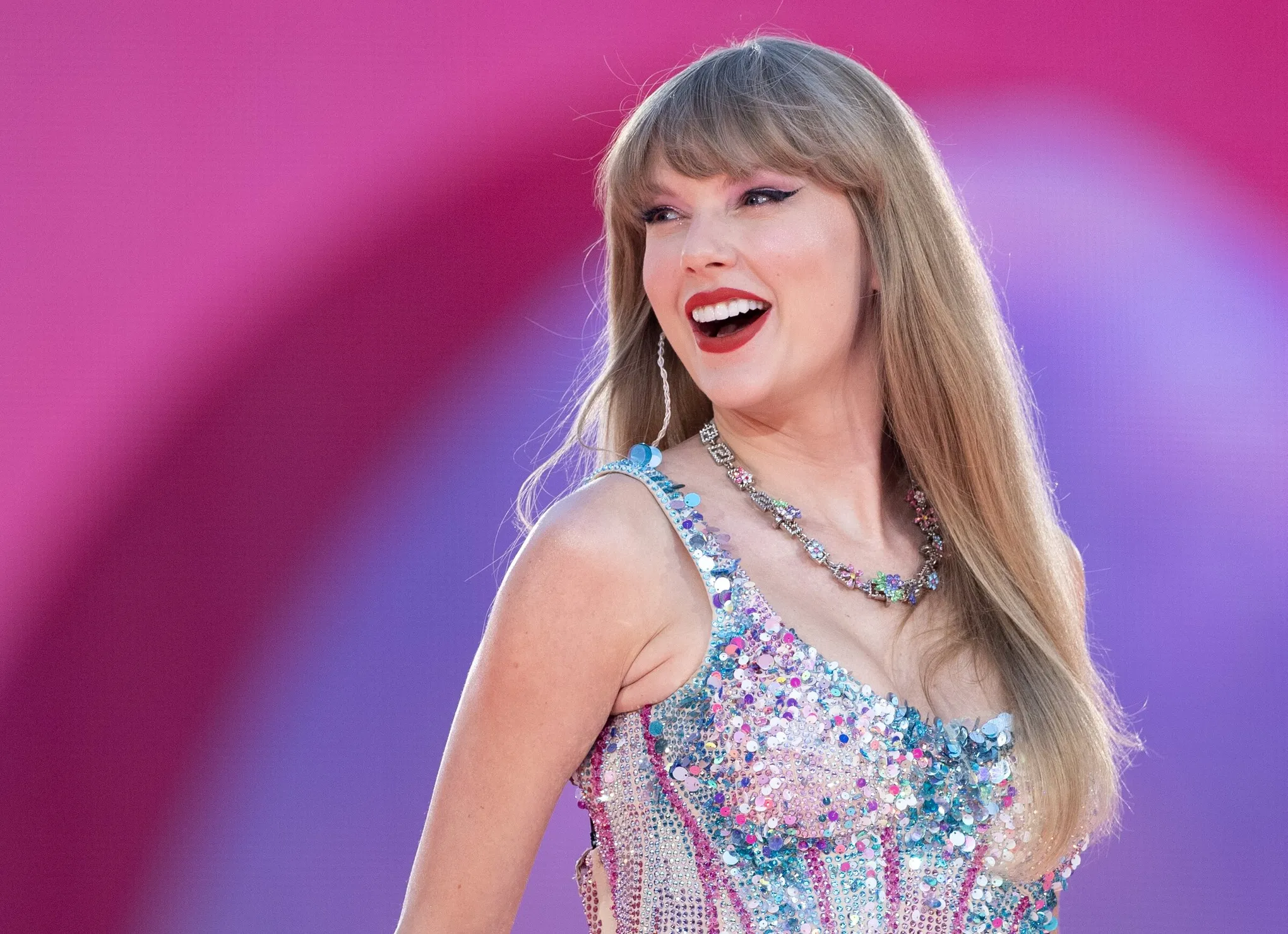 Turneul lui Taylor Swift a generat încasări de peste 2 miliarde de dolari. „The Eras Tour” este considerat turneul cu cele mai mari profituri din istorie