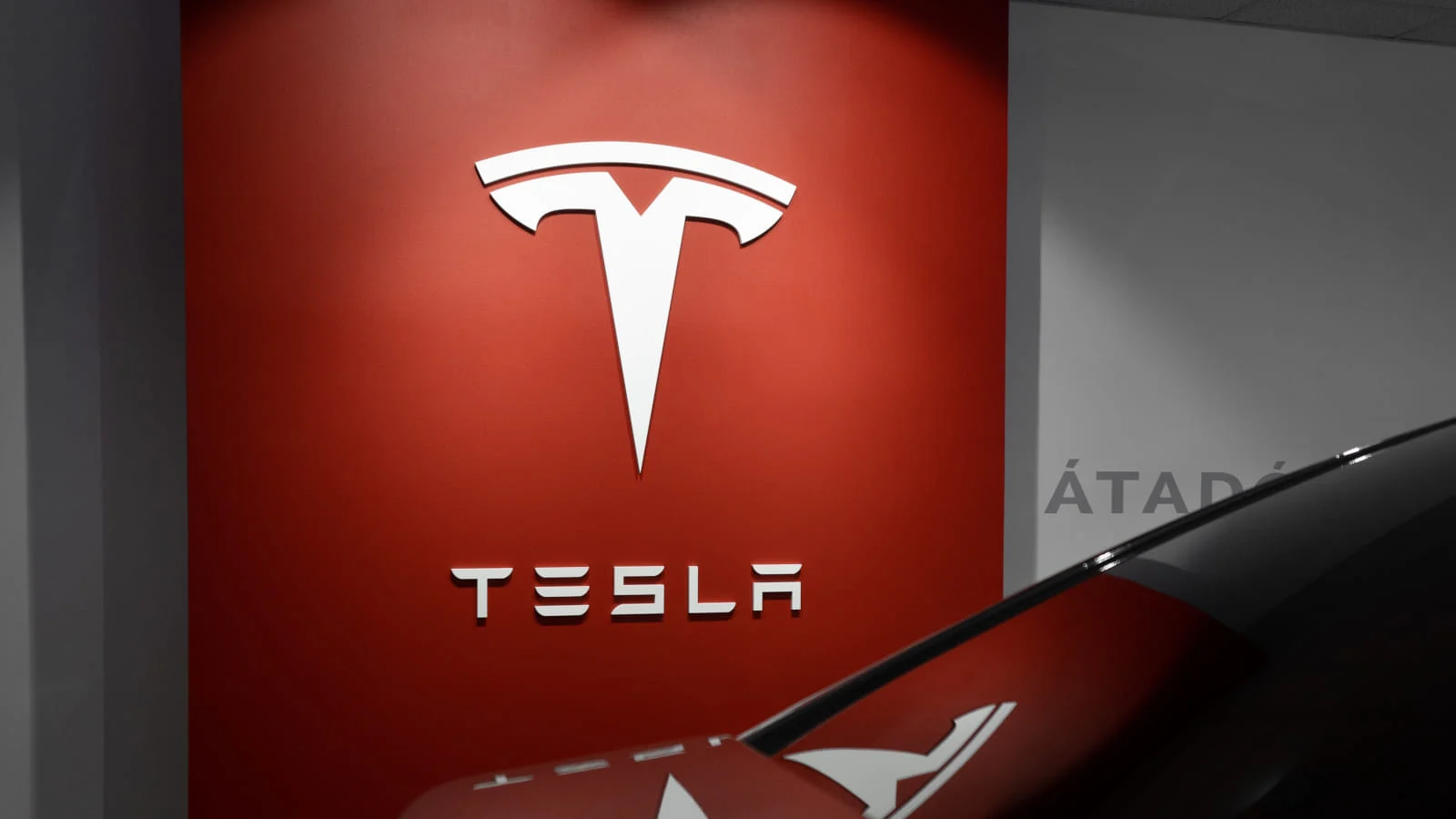 Într-o prăbușire fără precedent, Tesla pierde 781 de miliarde de dolari din capitalizarea de piață în doar trei luni