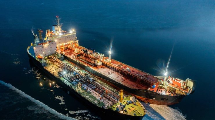 Marea Britanie anunță noi sancțiuni asupra vaselor care transportă petrol rusesc