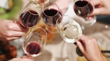 Care sunt beneficiile consumului moderat de vin? Cei care au băut între 12 și 35 de pahare pe lună au un risc mai mic să se îmbolnăvească de inimă