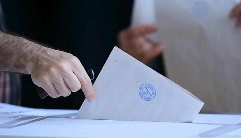 Pentru prima oară din 1990, Parlamentul este format din 7 partide. PSD are cel mai mare scor, urmat de AUR și PNL