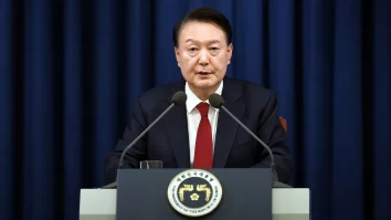 Președintele Coreei de Sud, Yoon Suk Yeol, ridică ordinul de lege marțială în urma opoziției puternice și protestelor. Analiștii pun sub semnul întrebării viitorul său politic