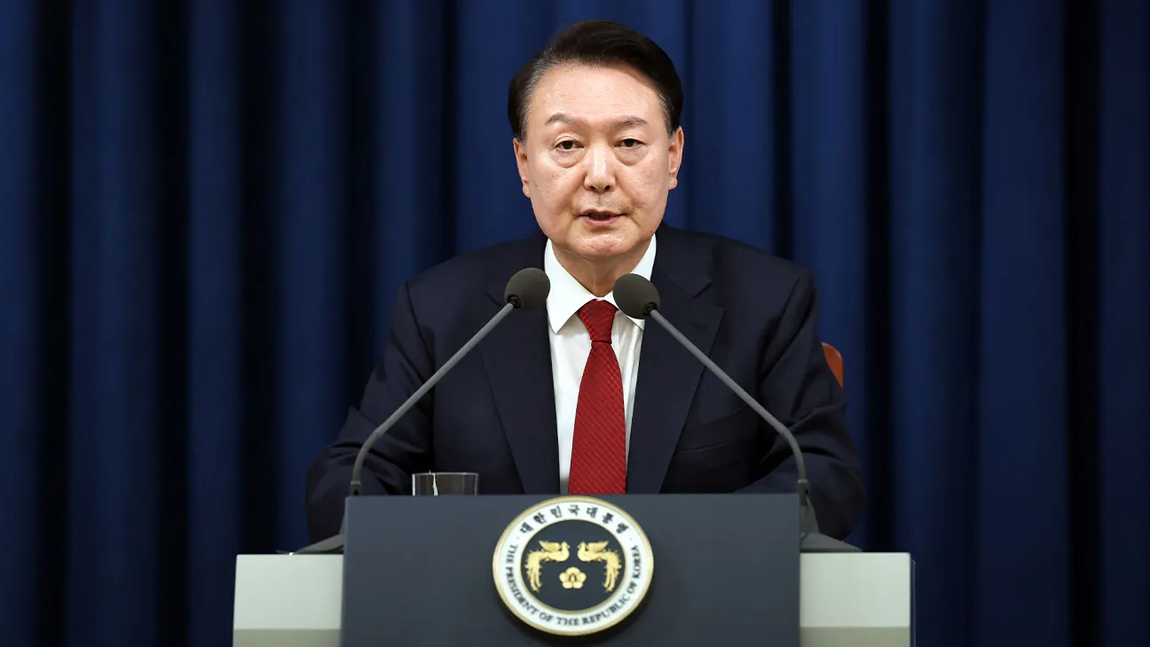Președintele Coreei de Sud, Yoon Suk Yeol, ridică ordinul de lege marțială în urma opoziției puternice și protestelor. Analiștii pun sub semnul întrebării viitorul său politic