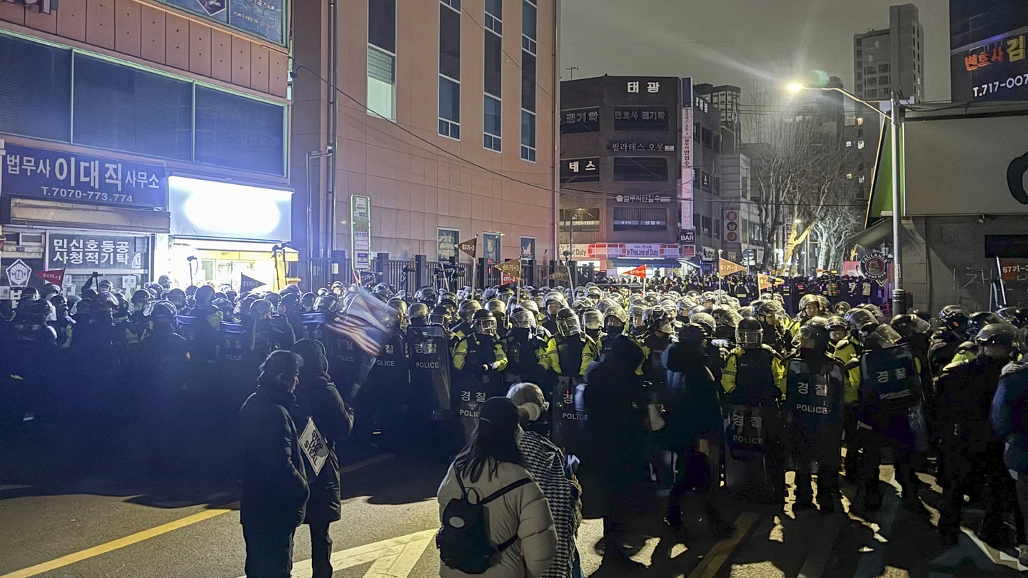 Protestatarii au luat cu asalt Curtea din Coreea de Sud după ce detenția lui Yoon a fost prelungită. Ce a transmis Președintele
