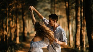 Gen Z renunță treptat la aplicațiile de dating. 79% dintre tineri preferă interacțiunile reale