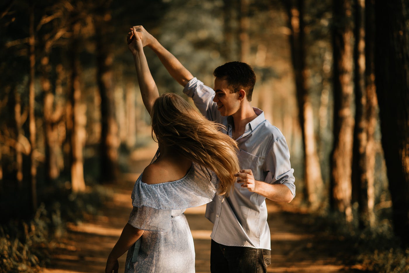 Gen Z renunță treptat la aplicațiile de dating. 79% dintre tineri preferă interacțiunile reale