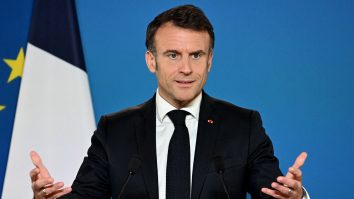 Macron vizitează muzeul Luvru pentru a evalua situația precară a acestuia. Obiectivul turistic se confruntă cu deteriorarea infrastructurii și inundații