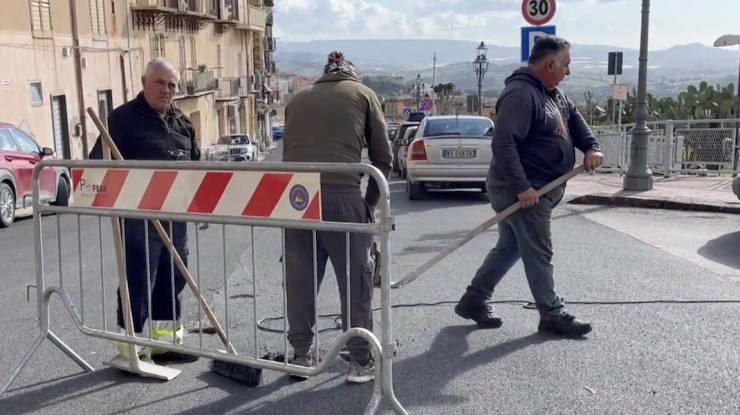 Autoritățile din Agrigento, Sicilia, au asfaltat în trei zile străzile pentru vizita lui Mattarella. În grabă, muncitorii au închis gurile de canalizare
