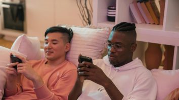 (P) Timpul liber petrecut pe smartphone sau tabletă cu jocuri de logică pentru bărbați