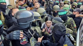 Israelul amână eliberarea prizonierilor după o predare haotică a ostaticilor. Arbel Yehud părea speriată şi se străduia să treacă prin mulţime