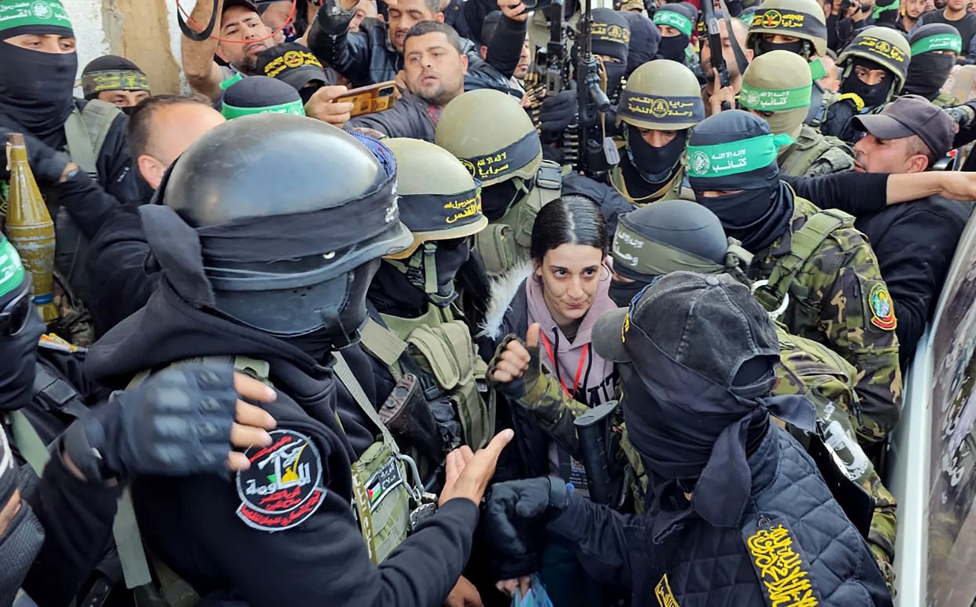 Israelul amână eliberarea prizonierilor după o predare haotică a ostaticilor. Arbel Yehud părea speriată şi se străduia să treacă prin mulţime