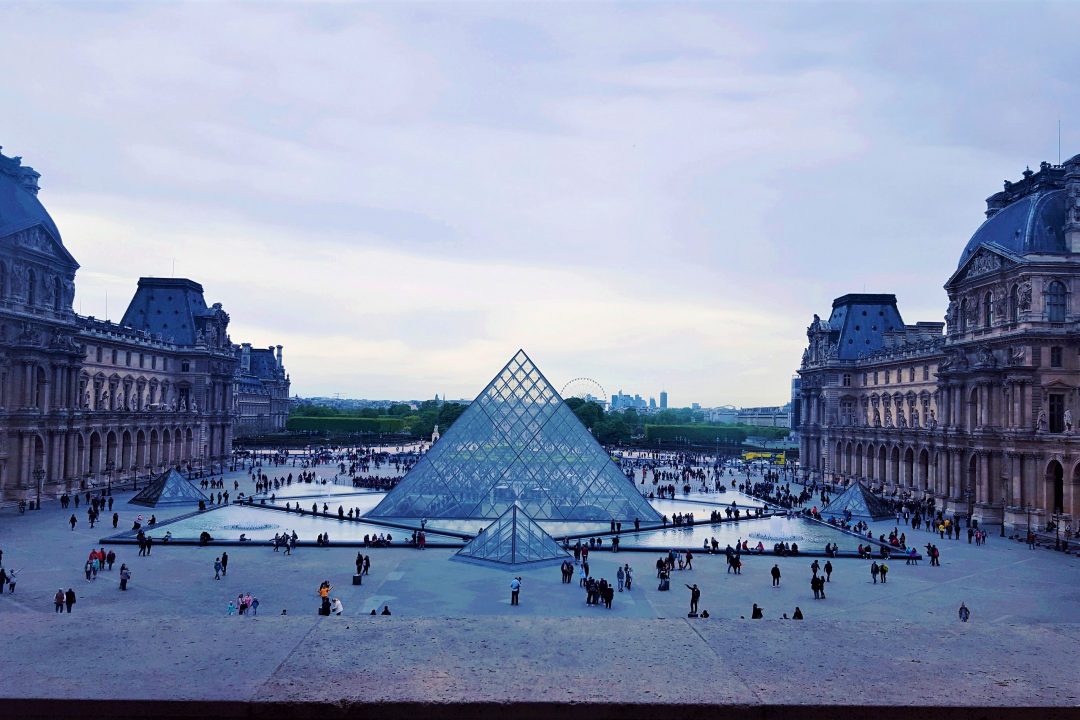 Directorul Luvrului avertizează despre problemele muzeului. Acesta se confruntă cu daune structurale, aglomerație și servicii de slabă calitate
