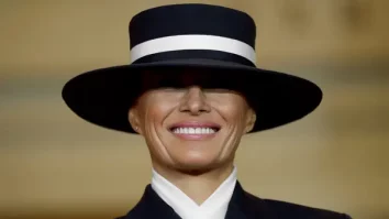 Familia Trump e ținta meme-urilor de pe internet. Ce reacții a provocat pălăria Melaniei Trump