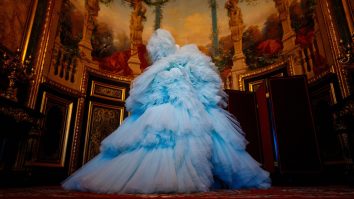 Muzeul Luvru din Paris prezintă o expoziție consacrată modei în dialog cu exponatele sale