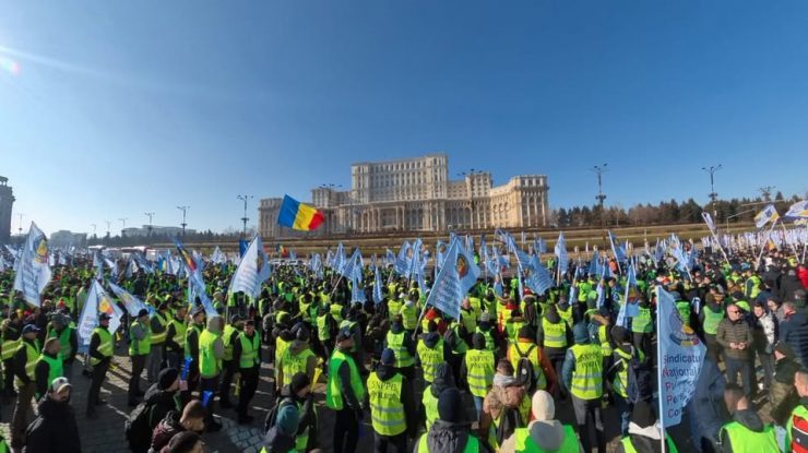VIDEO. Mii de polițiști, angajați din Apărare și rezerviști protestează în București față de Ordonanța „trenuleț”. Sindicaliștii vor protesta până la ora 16:30