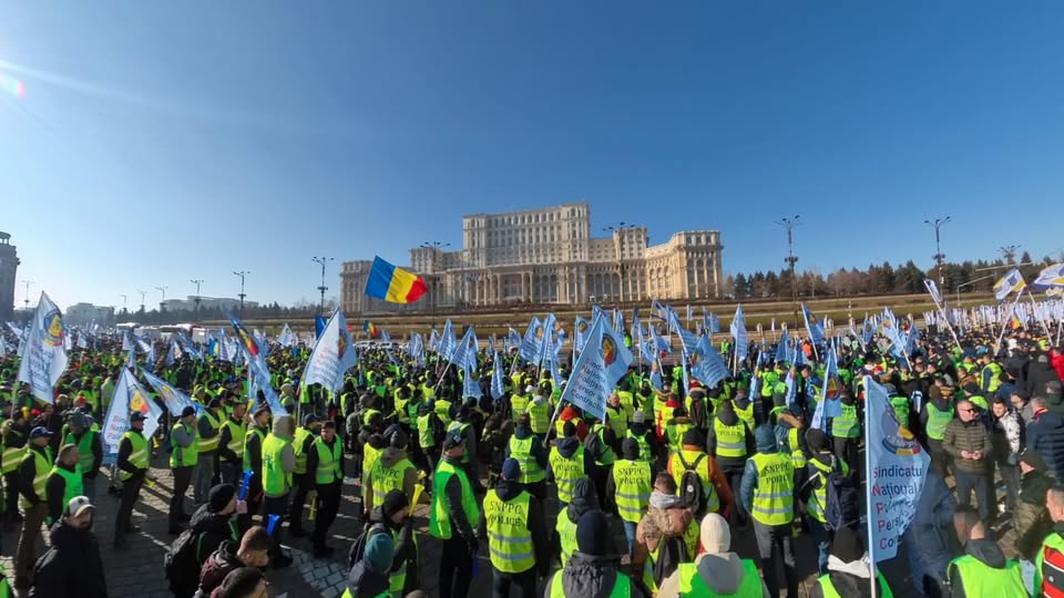 VIDEO. Mii de polițiști, angajați din Apărare și rezerviști protestează în București față de Ordonanța „trenuleț”. Sindicaliștii vor protesta până la ora 16:30