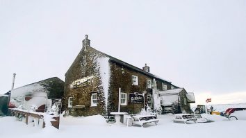 Furtuna de zăpadă blochează 23 de australieni în cel mai înalt pub din UK! Ce fac turiștii