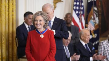 Biden a acordat cea mai înaltă distincție civilă americană lui Hillary Clinton, George Soros și Denzel Washington