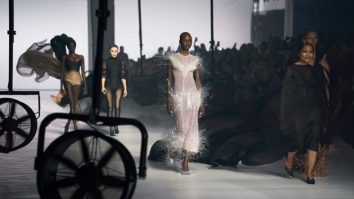 Astăzi începe Paris Haute Couture Week. Imane Ayissi și Rahul Mishra aduc diversitate și sustenabilitate pe podiumurile de lux